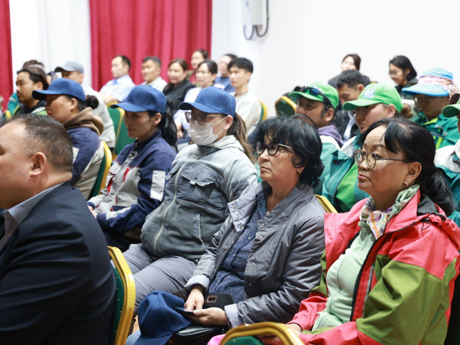 "Тэрбум мод" үндэсний хөдөлгөөний хүрээнд хаврын мод тарих ажлыг эхлүүлж, 2026 онд дүүргийн хэмжээнд ногоон байгууламж нэмэгдүүлэх төлөвлөлтөө танилцууллаа 4