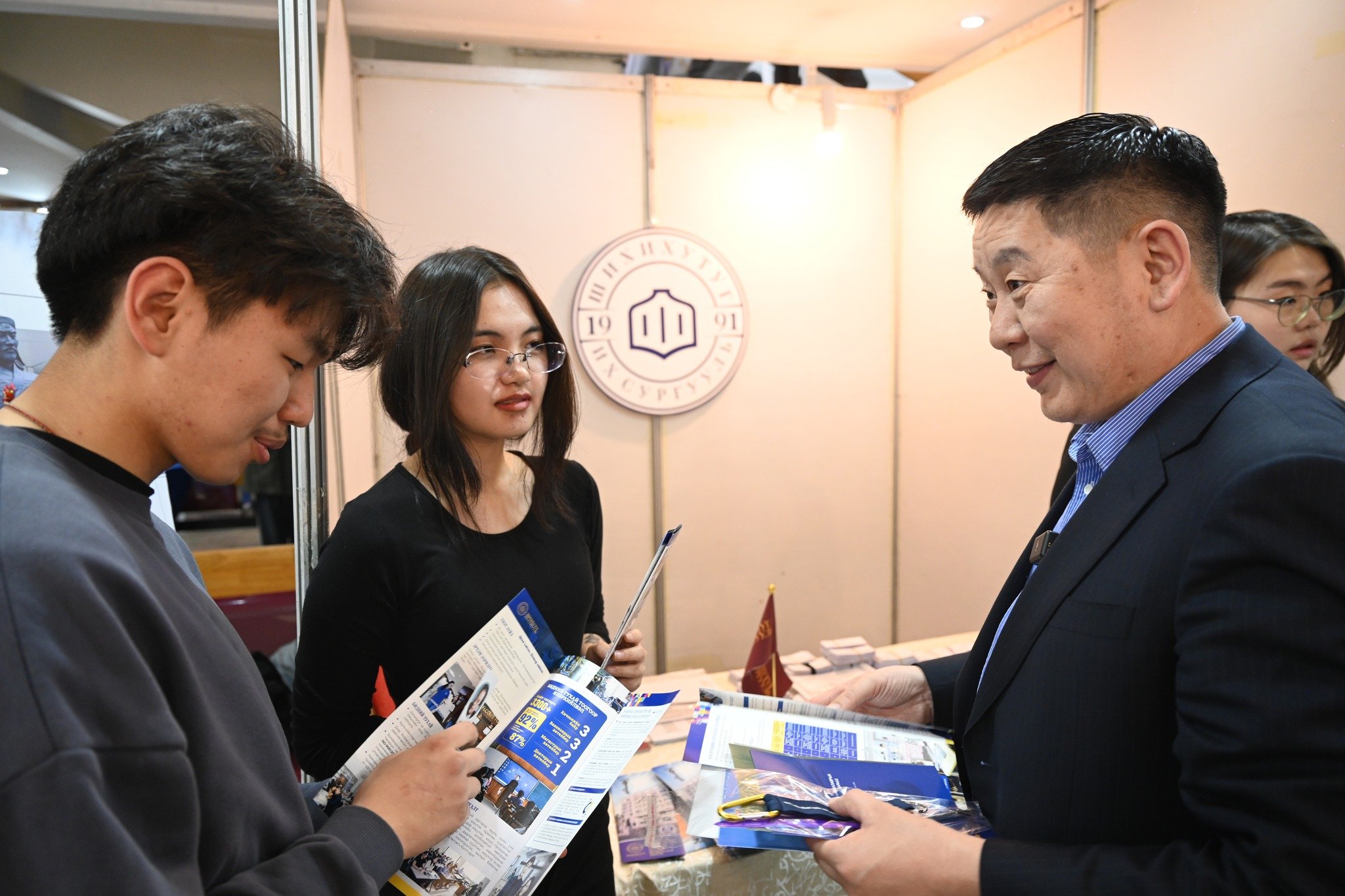 “Баянгол Боловсрол-2026” үзэсгэлэнд их дээд сургуулиудаас гадна 10 гаруй орны 300 гаруй боловсролын байгууллага оролцож байна 9