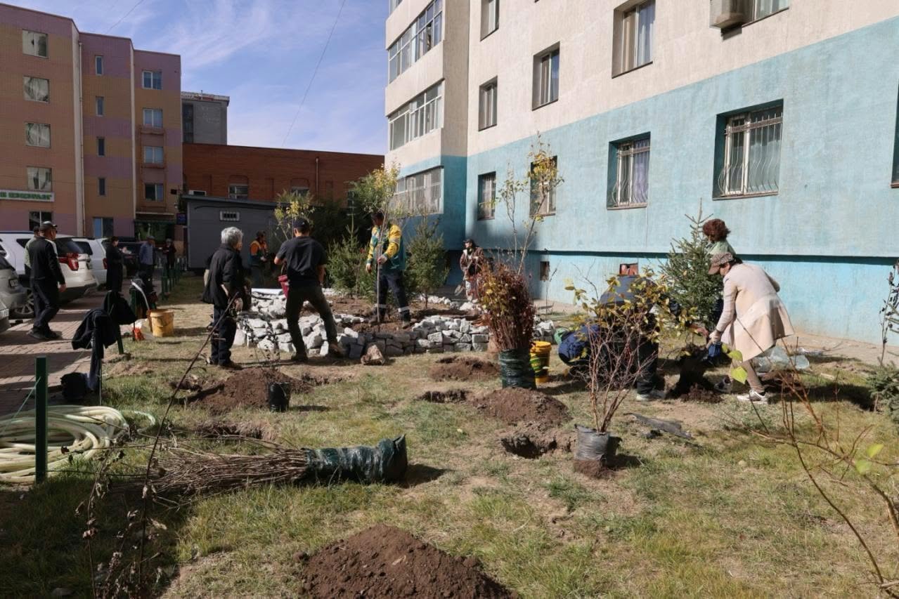 “АЛТАЙ” хотхоны автобусны буудал болон 18-р хороо, 50-р байрны урд талбайд бичил цэцэрлэгт хүрээлэн байгууллаа 7