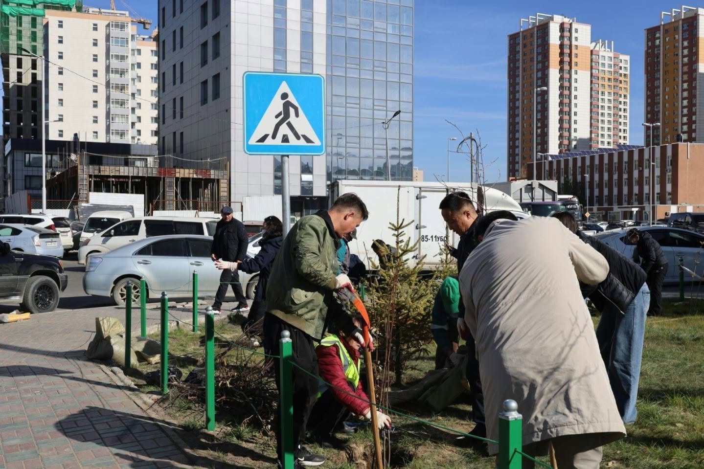 “АЛТАЙ” хотхоны автобусны буудал болон 18-р хороо, 50-р байрны урд талбайд бичил цэцэрлэгт хүрээлэн байгууллаа 13