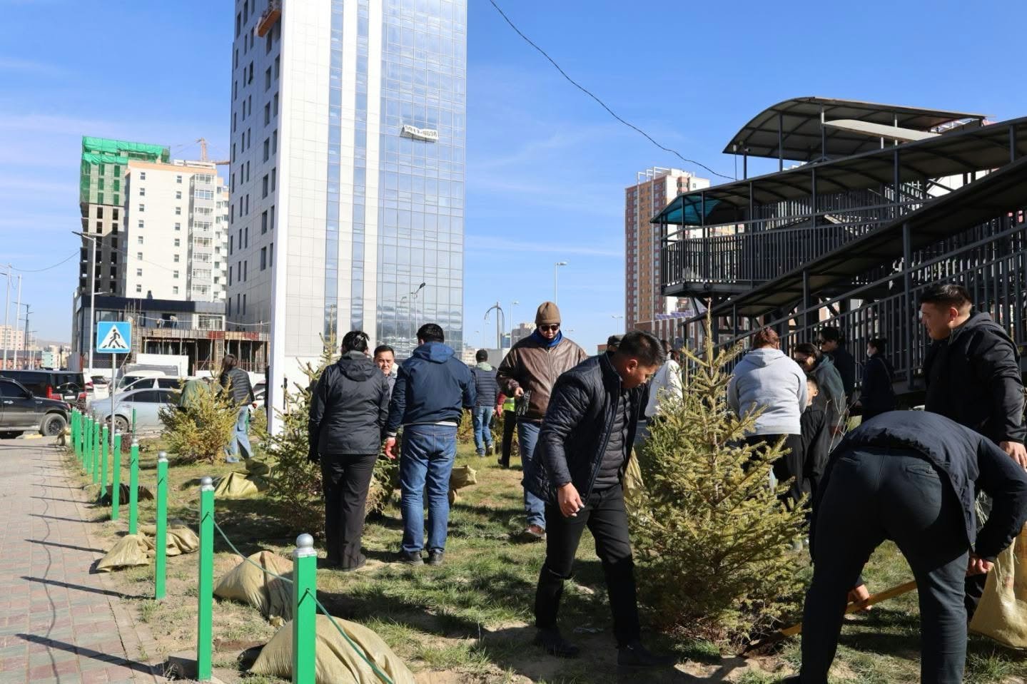 “АЛТАЙ” хотхоны автобусны буудал болон 18-р хороо, 50-р байрны урд талбайд бичил цэцэрлэгт хүрээлэн байгууллаа 16
