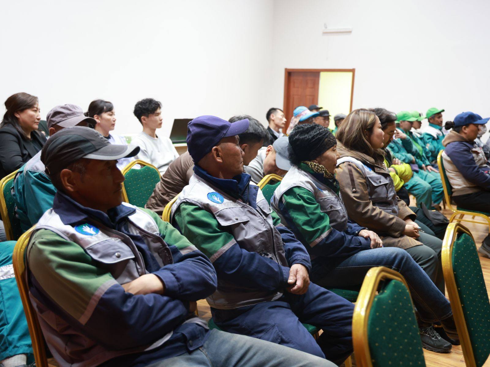 "Тэрбум мод" үндэсний хөдөлгөөний хүрээнд хаврын мод тарих ажлыг эхлүүлж, 2026 онд дүүргийн хэмжээнд ногоон байгууламж нэмэгдүүлэх төлөвлөлтөө танилцууллаа 3