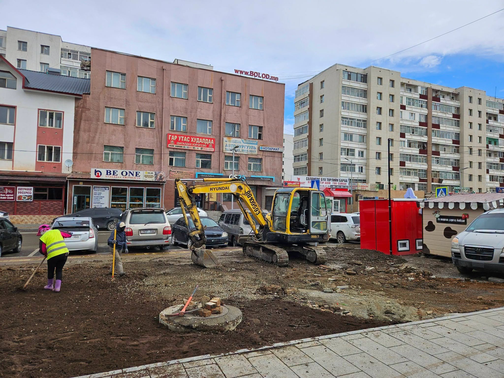 Энхтайваны өргөн чөлөө дагуу буюу Х хорооллын автобусны буудал орчим ил задгай худалдаа эрхэлж байсан зөрчлийг арилгах ногоон байгууламжийг нэмэгдүүлэх ажил эхэллээ 6