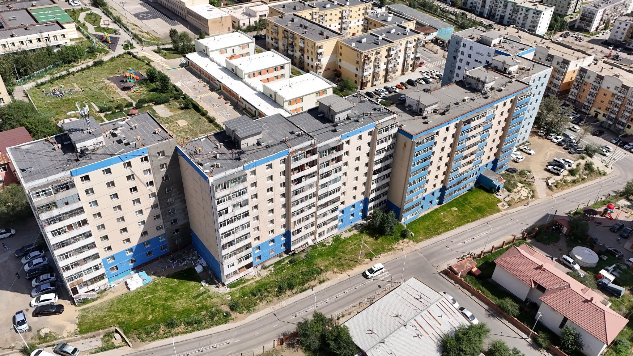 Баянгол дүүргийн 7-р хороо, 25-р байрны гадна фасад дулаалгын ажил 70 хувьтай үргэлжилж байна 1