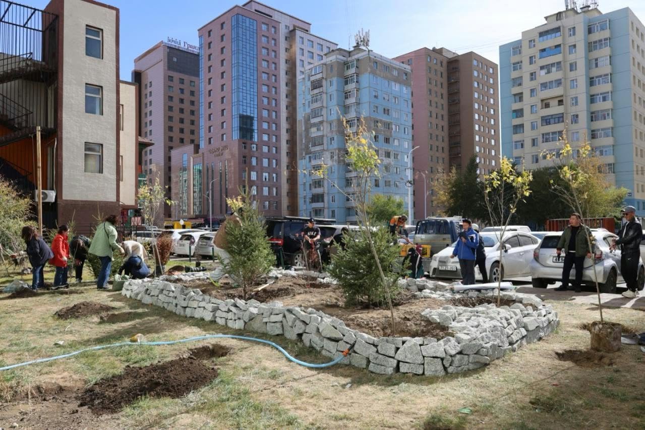 “АЛТАЙ” хотхоны автобусны буудал болон 18-р хороо, 50-р байрны урд талбайд бичил цэцэрлэгт хүрээлэн байгууллаа 12