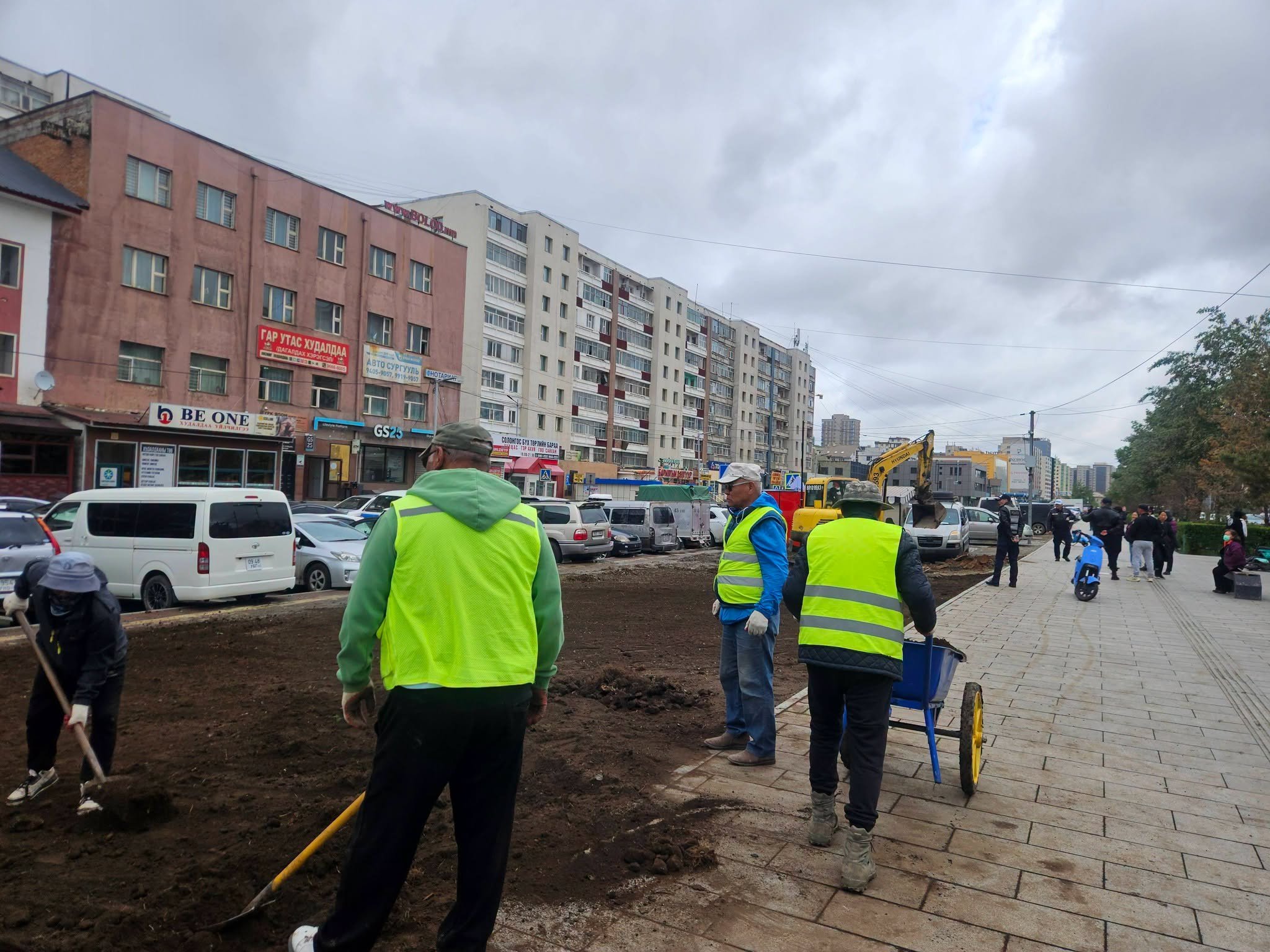 Энхтайваны өргөн чөлөө дагуу буюу Х хорооллын автобусны буудал орчим ил задгай худалдаа эрхэлж байсан зөрчлийг арилгах ногоон байгууламжийг нэмэгдүүлэх ажил эхэллээ 4