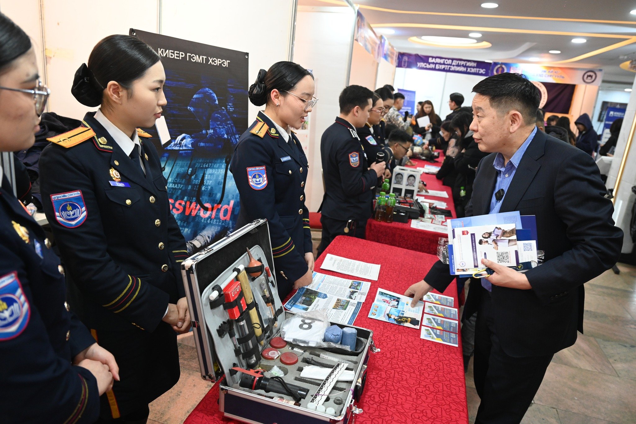 “Баянгол Боловсрол-2026” үзэсгэлэнд их дээд сургуулиудаас гадна 10 гаруй орны 300 гаруй боловсролын байгууллага оролцож байна 1